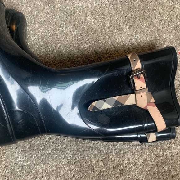 Authentic Kenyon belted Burberry rain boots - Picture 5 of 9